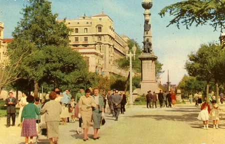 Postal coloreada de la Plaza de Aragón de Zaragoza. Estatua del Justicia de Aragón. Principios del siglo XX. 10