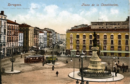 Postal coloreada de la Plaza de la Constitución (actual Plaza de España) con vista a la calle Coso. Principios del siglo XX. 15