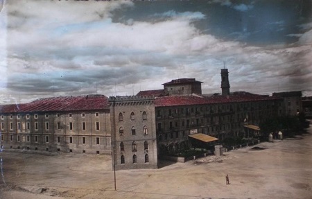 Postal coloreada del castillo de la Aljafería en aquel momento un cuartel de Zaragoza. principios siglo XX. 01