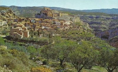 Alquezar, colegiata fortificada sobre una colina