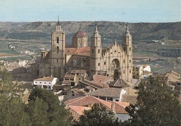 El municipio de Alcañiz (Teruel) rodeado de un río profundo