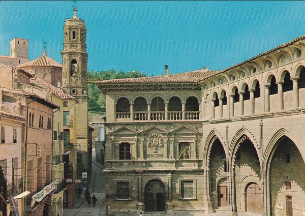El municipio de Alcañiz (Teruel) rodeado de un río profundo
