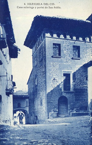 El municipio de Iglesuela del Cid (Teruel) casa solariega y Portal San Pablo
