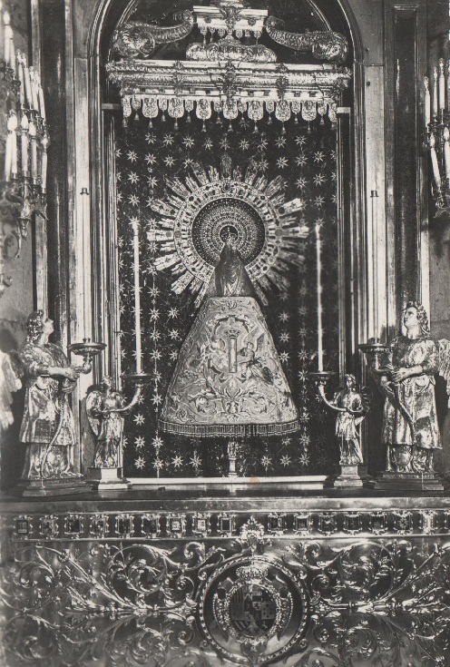 Virgen del Pilar en su camerino con su camino de estrellas al fondo. Manto con columna. La Virgen del Pilar, templo de Zaragoza. 46