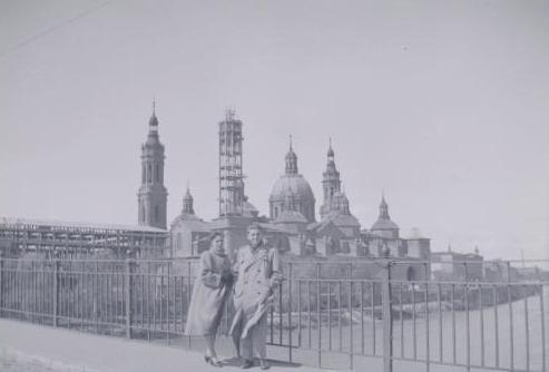 Fotografía del Pilar desde el Puente de Piedra de Zaragoza, construción de las últimas torres