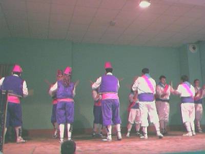 Dance de Pina de Ebro en el encuentro de danzantes en Novillas del año 2003. 03.