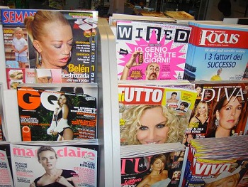 Revistas en el aeropuerto de Charleroi Bruselas Bélgica