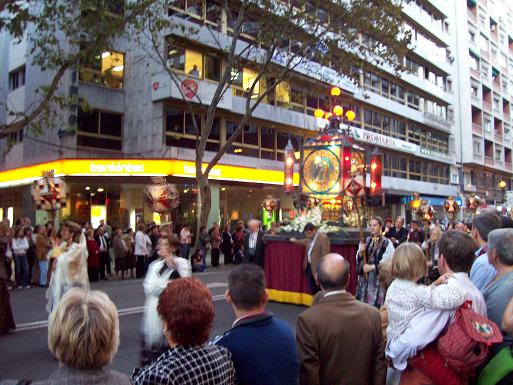 Paso con un misterio del Rosario de Cristal de Zaragoza en octubre 2007.