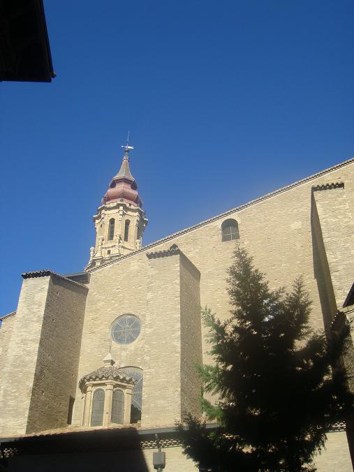 Vista de la catedral de La Seo desde calle lateral. 3