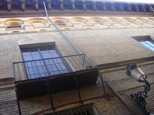 Vista del palacio de la Real Maestranza de Caballería en una calle lateral de La Seo.