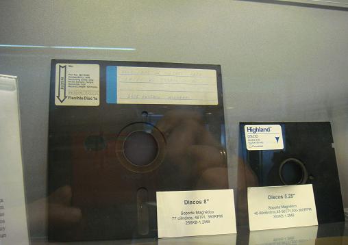 Retro informática. Exposición de ordenadores, hardware, software, libros y similares desde su aparición hasta nuestros días en el Centro Politécnico Superior de Zaragoza. El 6 de mayo de 2012. 6