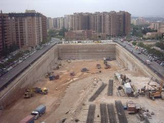 Aragonia: proceso de construcción de un gran edificio en Zaragoza. 2 de mayo de 2006