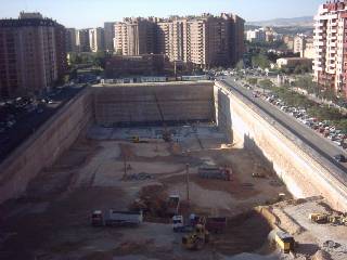 Aragonia: proceso de construcción de un gran edificio en Zaragoza. 1 de junio de 2006