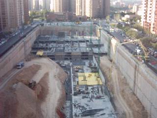 Aragonia: proceso de construcción de un gran edificio en Zaragoza. 1 de septiembre de 2006