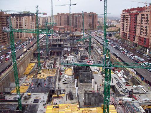 Aragonia: proceso de construcción de un gran edificio en Zaragoza. 2 de abril de 2007