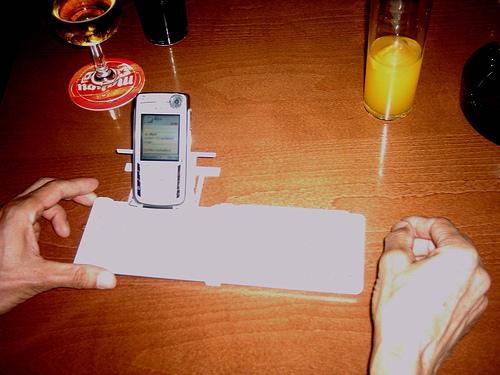 Las herramientas necesarias para gestionar un blog desde la mesa de un bar: un movil con teclado en el bloggellon 2.