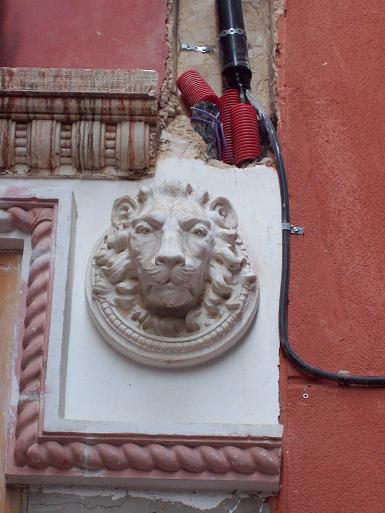 Estatua de León en el Tubo.