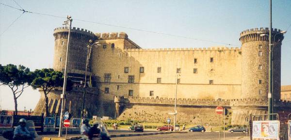 Castillo de Nápoles sobre el puerto