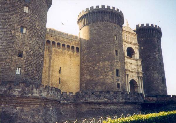 Castillo de Napoles sobre el puerto