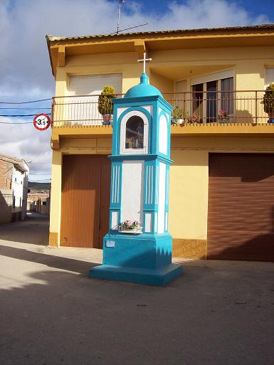 Alcampell municipio de la provincia de Huesca. Vistoso Peiron de color azul.