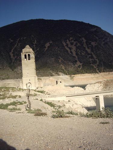Mediano en agosto de 2006. Lo que queda de un pueblo de Huesca