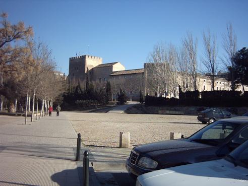 La Aljafería de Zaragoza en 2005 vista desde el Parque de la Almozara.