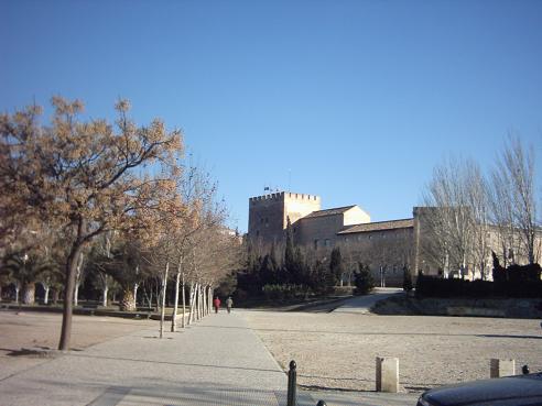 La Aljafería de Zaragoza en 2005 vista desde el Parque de la Almozara.