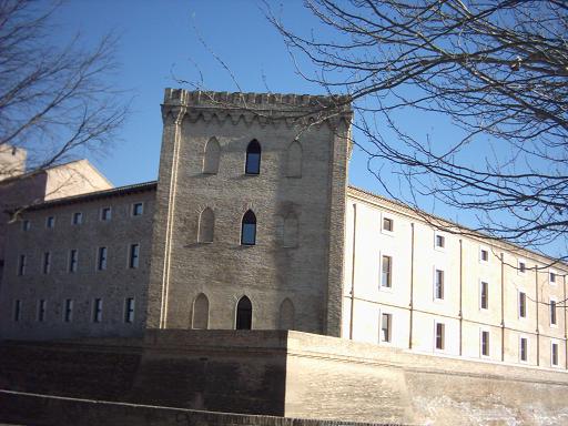 La Aljaferia de Zaragoza en 2005 vista desde el Parque de la Almozara.