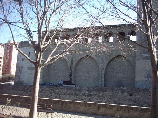 La Aljaferia de Zaragoza en 2005 vista desde el Parque de la Almozara.