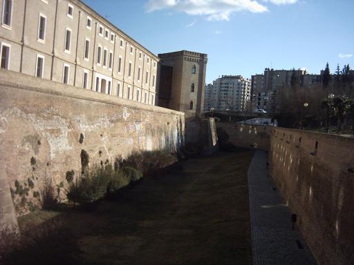 La Aljafería de Zaragoza en 2005 vista desde el Parque de la Almozara.