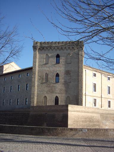 La Aljaferia de Zaragoza en 2005 vista desde el Parque de la Almozara.