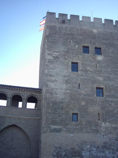 La Aljaferia de Zaragoza en 2005 vista desde el Parque de la Almozara.