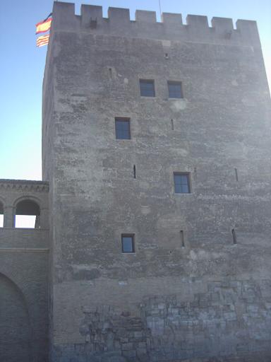 La Aljaferia de Zaragoza en 2005 vista desde el Parque de la Almozara.