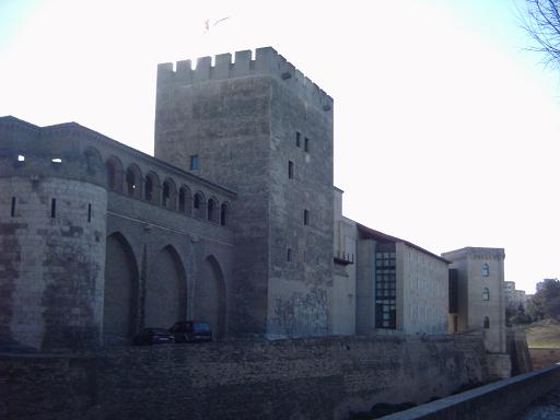 La Aljaferia de Zaragoza en 2005 vista desde el Parque de la Almozara.