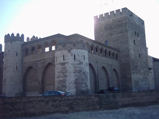 La Aljaferia de Zaragoza en 2005 vista desde el Parque de la Almozara.