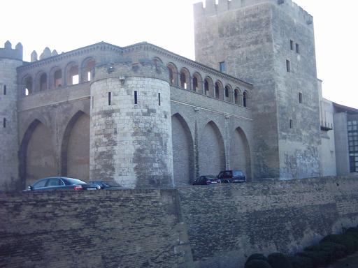 La Aljaferia de Zaragoza en 2005 vista desde el Parque de la Almozara.