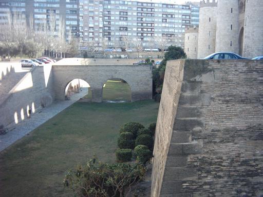 La Aljaferia de Zaragoza en 2005 vista desde el Parque de la Almozara.