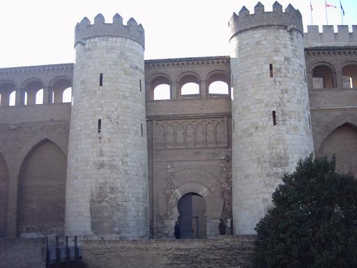 La Aljaferia de Zaragoza en 2005 vista desde el Parque de la Almozara.