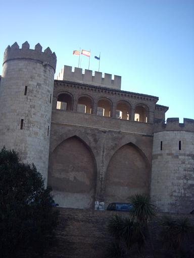 La Aljaferia de Zaragoza en 2005 vista desde el Parque de la Almozara.