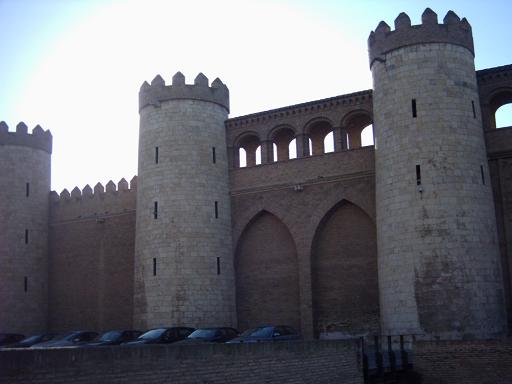 La Aljaferia de Zaragoza en 2005 vista desde el Parque de la Almozara.
