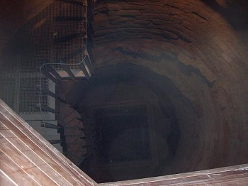 Pozo de la Torre del trobador del Castillo de la Aljaferia de Zaragoza. 12