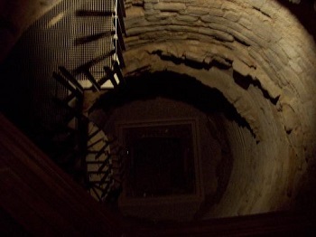 Pozo de la Torre del trobador del Castillo de la Aljaferia de Zaragoza. 13