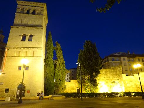 Zaragoza Capital. Torre de la Zuda, antiguo palacio de los reyes musulmanes de la ciudad, junto a las murallas romanas. 59