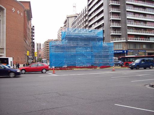 Puerta del Carmen de Zaragoza en mayo de 2008. Cubierta de andamios.
